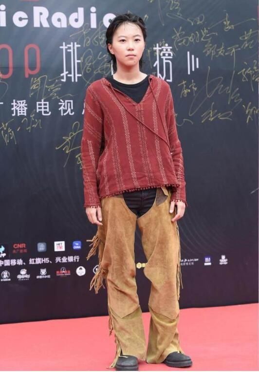 21岁窦靖童与12岁李嫣近照,一个眉目清秀一个气场全开