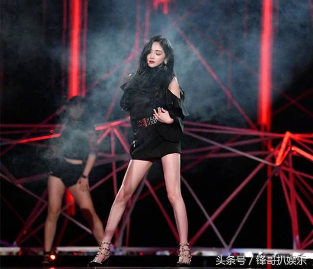 周洁琼跳舞大长腿抢镜，那是你没看到未修图的她，腿粗了两倍!