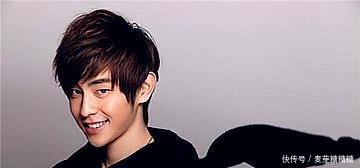 邓伦生活照曝出，和在戏中看得真是判若两人，竟还能笑出法令纹！