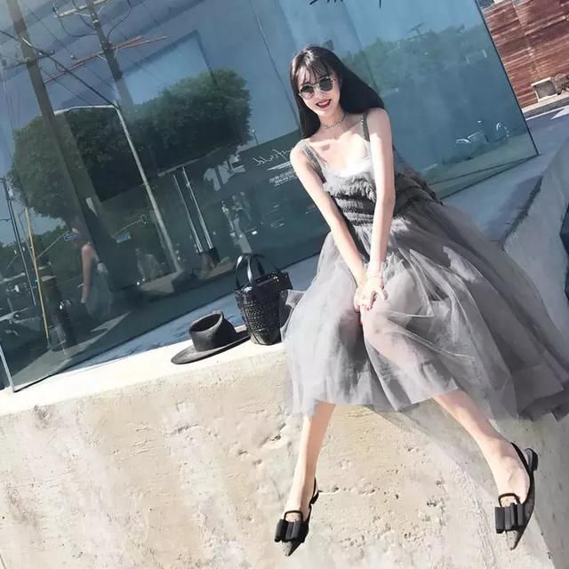 给我一条这样的吊带裙，我带你玩转整个夏天!