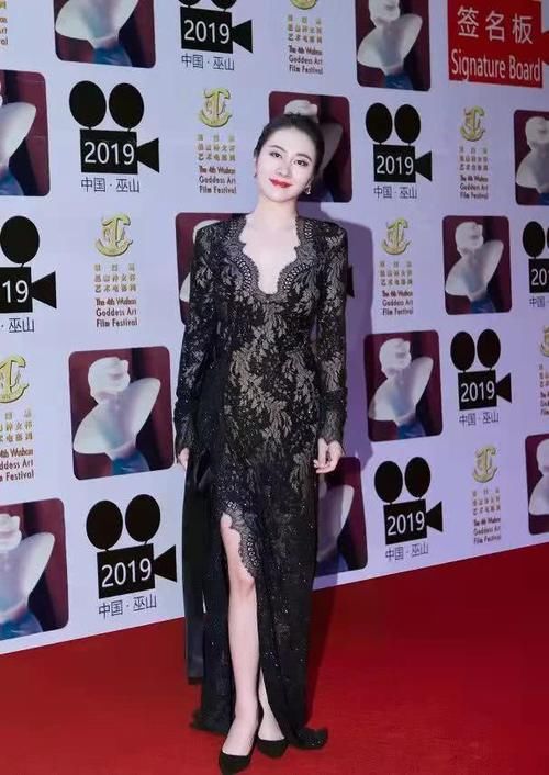 #气质#精致有气质的叶璇,一袭深V蕾丝裙秀玲珑身材,美过颜值巅峰期