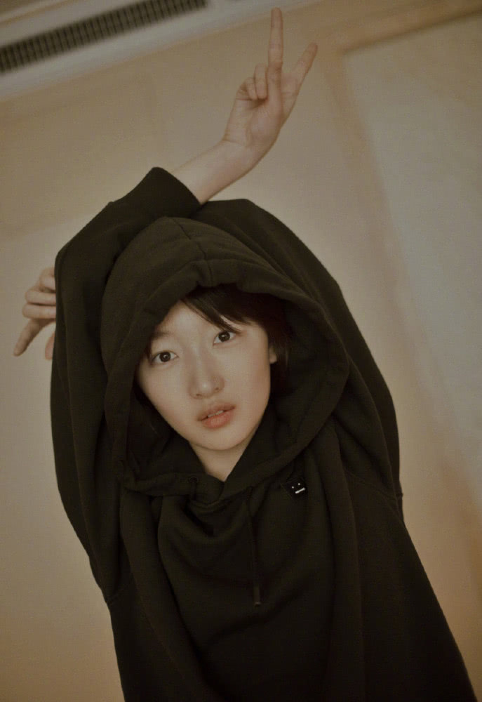 周冬雨身穿一袭红色连衣裙,尽显女神气质,网友:发型才是亮点