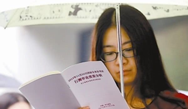  「待遇」新公务员法落地实施，基层公务员待遇提高，“铁饭碗”