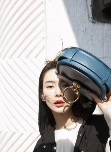 戚薇一改浓妆艳抹形象清新裸妆亮相，有超模脸的气场！