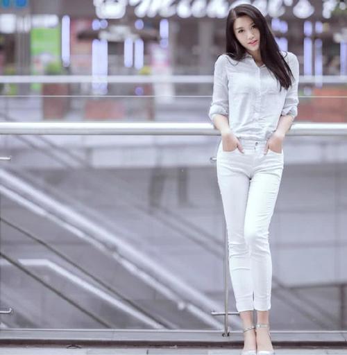 美女穿着苗条白色牛仔裤，婀娜身形让人迷恋不已！