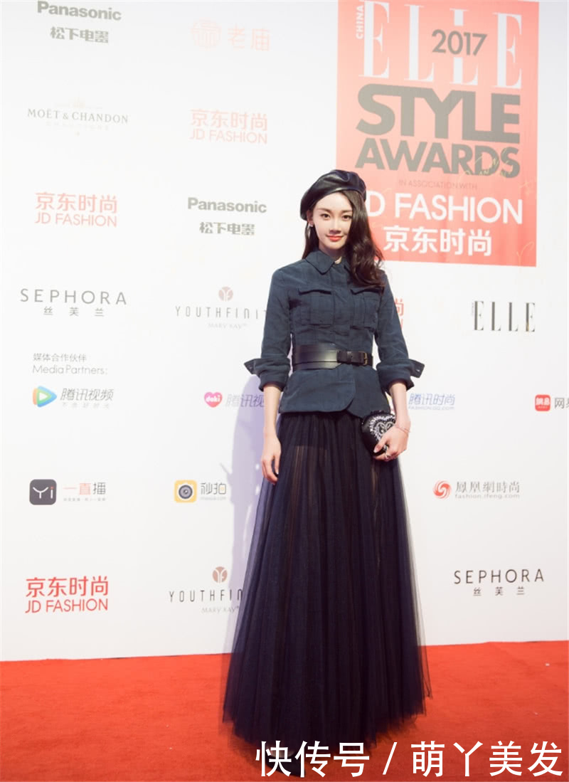 苗苗太拼了！薄纱裙透到跟没穿一样，网友：好歹里面也垫一垫吧？