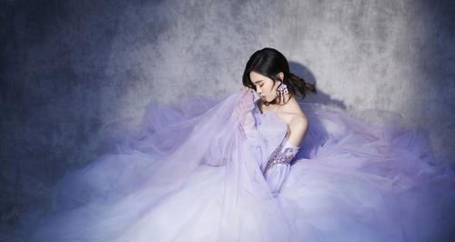  『真好』郁可唯衣品真好，身穿一袭浅紫色抹胸连衣裙纱裙，美得就像个仙子