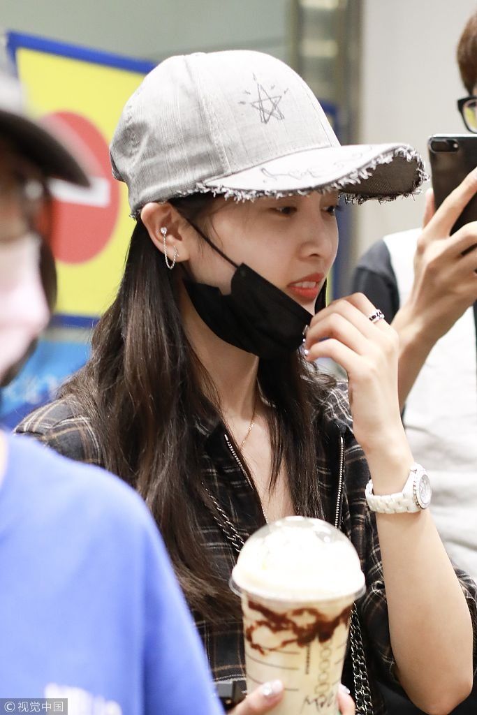 吴宣仪自曝拔智齿后口罩遮面低调赶路 捧咖啡猫腰疾走变调皮“吃