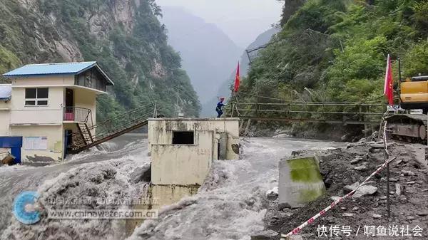  [快讯]一线快讯龙潭水电站抢险人员进入闸房