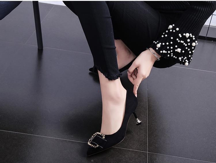 具有古韵味而又不失性感的尖头细跟高跟鞋