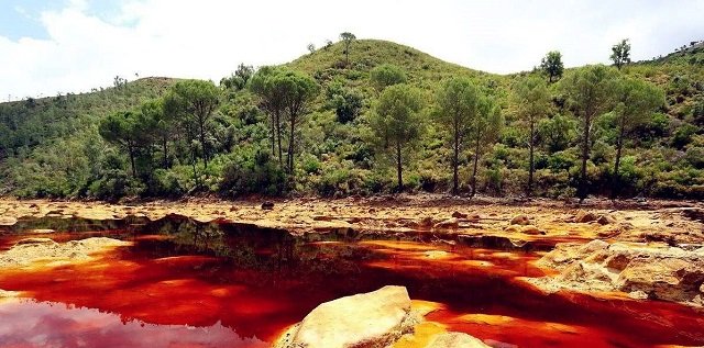又美又致命的河流，人跳进去连渣都没了，连金属都能腐蚀！