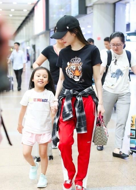 李小璐和杨紫同穿阔腿裤，一个身材似模特，一个却秒变“大妈”