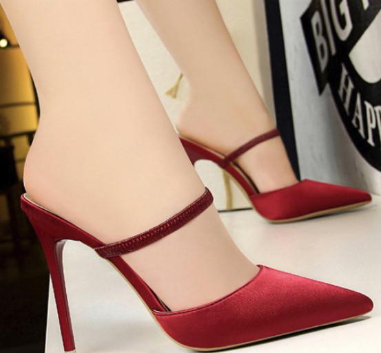 真迷人，老婆新买的“淑女风”高跟鞋，穿上显高显气质，百看不腻