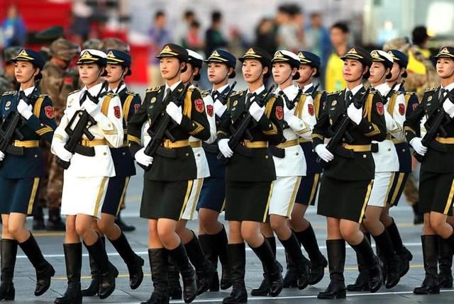 女兵穿裙子，为什么还要穿丝袜？好看是一方面，另一方面看了脸红