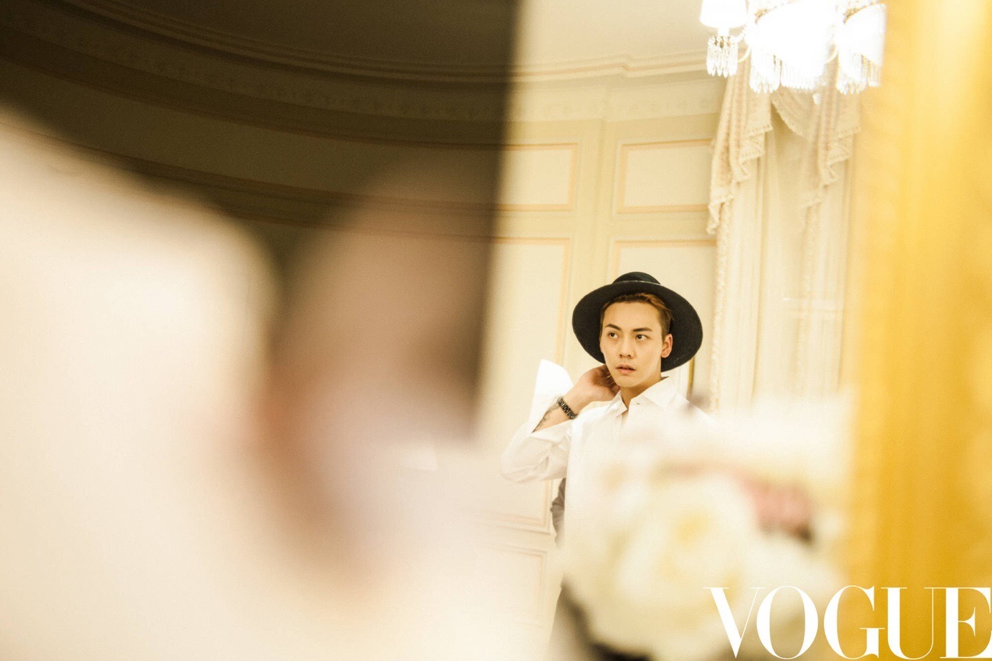 白衬衫男神陈伟霆 简单白衬衫搭出百变风格