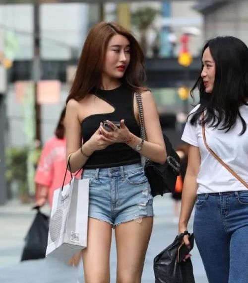  「优雅」潮范儿女神来了，街拍：天姿国色的小姐姐，一件黑色上衣配黑色牛仔裤，魅力十足