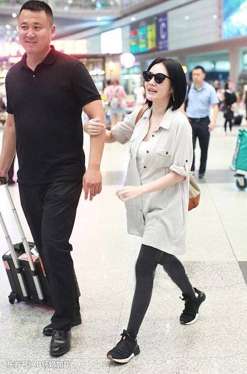 40岁小S低胸内搭紧身裤，衬衣还解3颗扣，网友：又在放飞自我