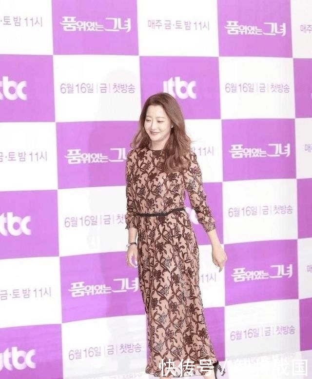  『裸色』号称“第一美女”的她，裸色印花连衣裙配长卷发，果然美得不一般