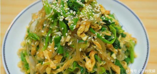 『春天』春天要多吃菠菜,这种做法还是第一次见,筷子搅一搅,上桌就抢光