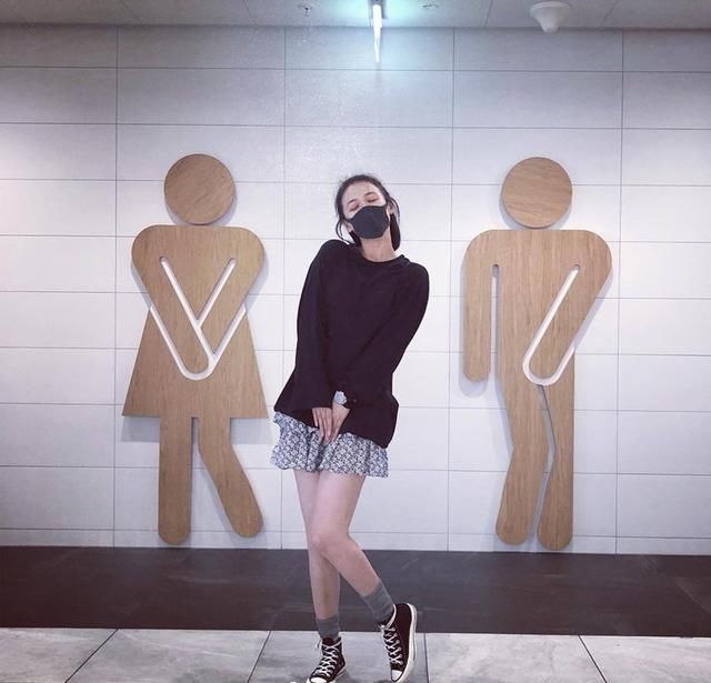 看惯了帅气的马思纯，穿上粉色条纹衫，秒变俏皮可爱小妹妹