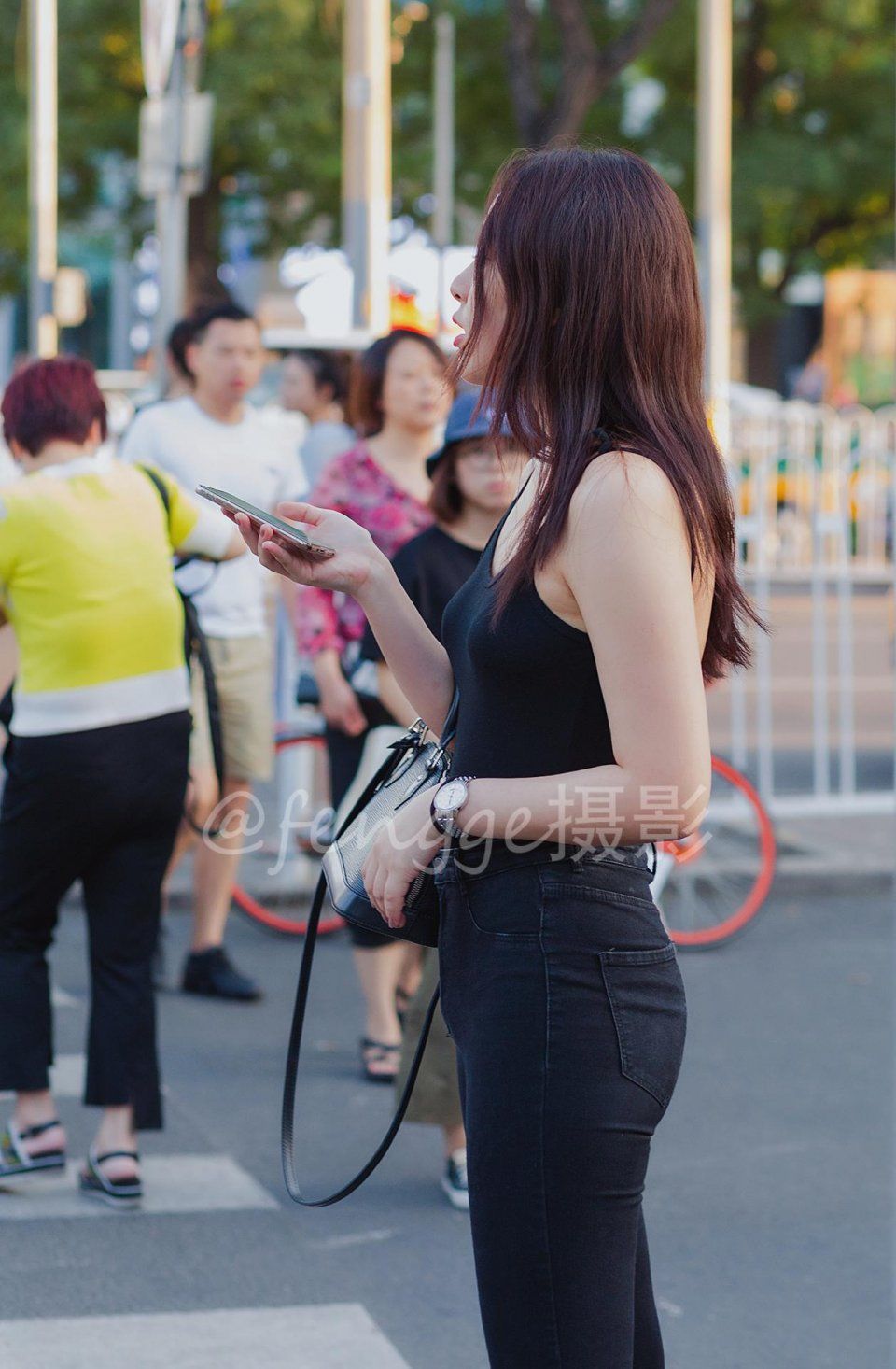 街拍：穿黑色露背连体衣的美女，身材真是太棒了