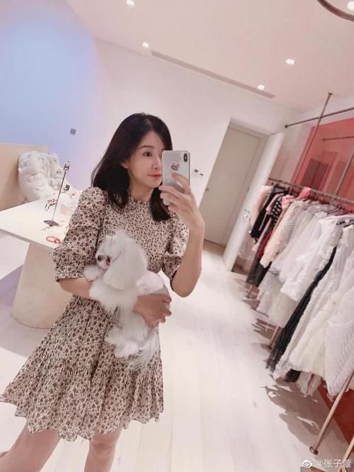  张子@张子萱晒近照，四肢纤细产后迅速恢复原样，甜似美少女！