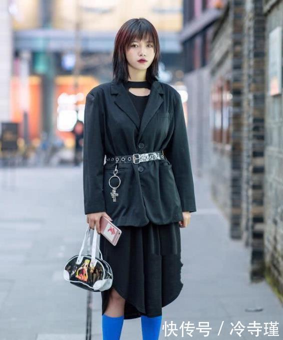  [女人]街拍美女：有着天使笑容的小姐姐，美搭时尚热裤，更显女人魅力！
