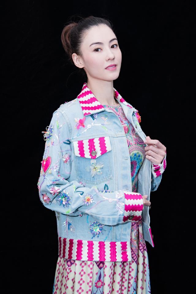 张柏芝穿印花连衣裙撞上范冰冰，网友:时尚和气质对比一目了然!