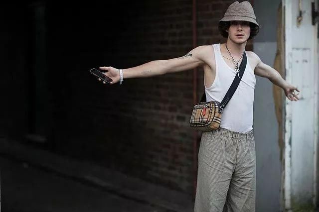 为什么女生穿背心很性感，男生穿就像老大爷!