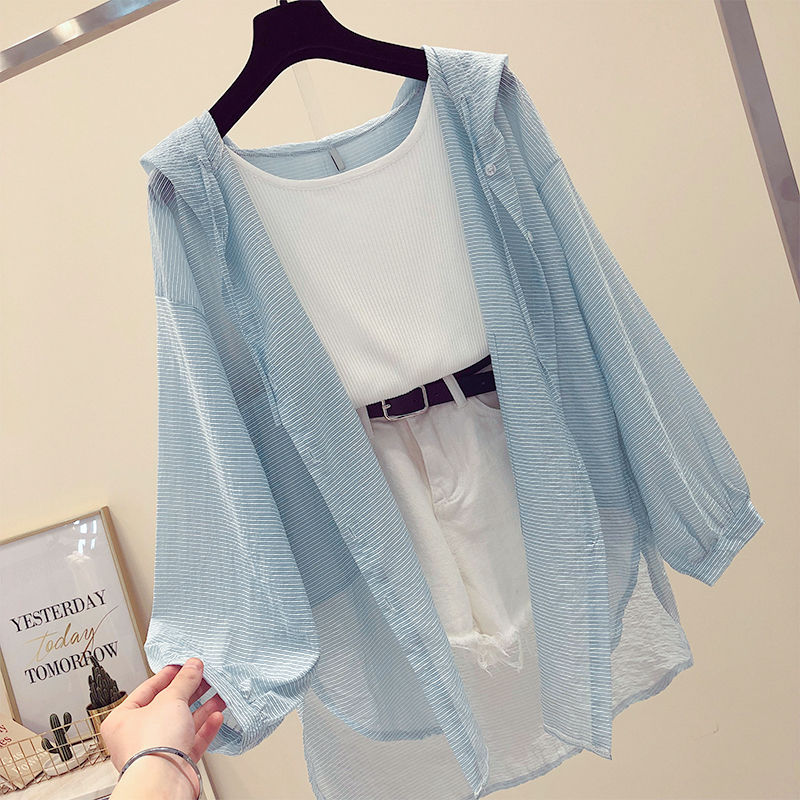 辣妹子喜欢这样穿，不但前凸后翘身材火辣，还洋气减龄妩媚动人