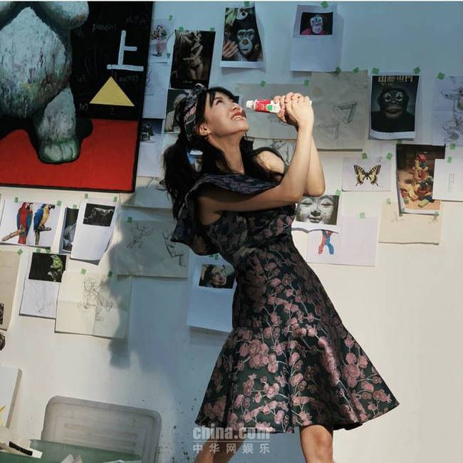 李念解锁ins曝美图 中西斜肩礼服更显知性美