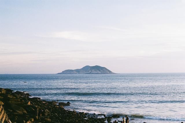 比三亚人少，比青岛消费低!这个高铁直达的小众海岛，景美海鲜多
