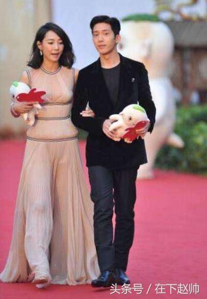 白百何越来越大胆了！紧身裙印出三角区，井柏然眼都不知往哪看了