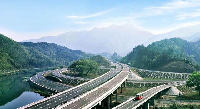 湖北在建的一条高速公路，长约55.63公里，投资约63.6亿元