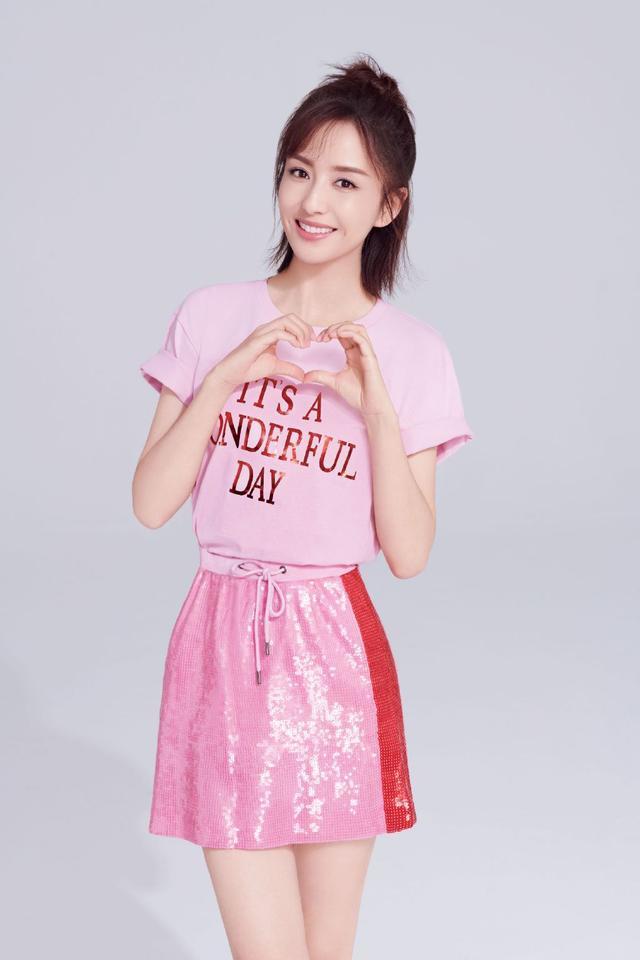 佟丽娅穿错衣服,连体短裤下半身全是“圈”,勒那么紧不疼吗