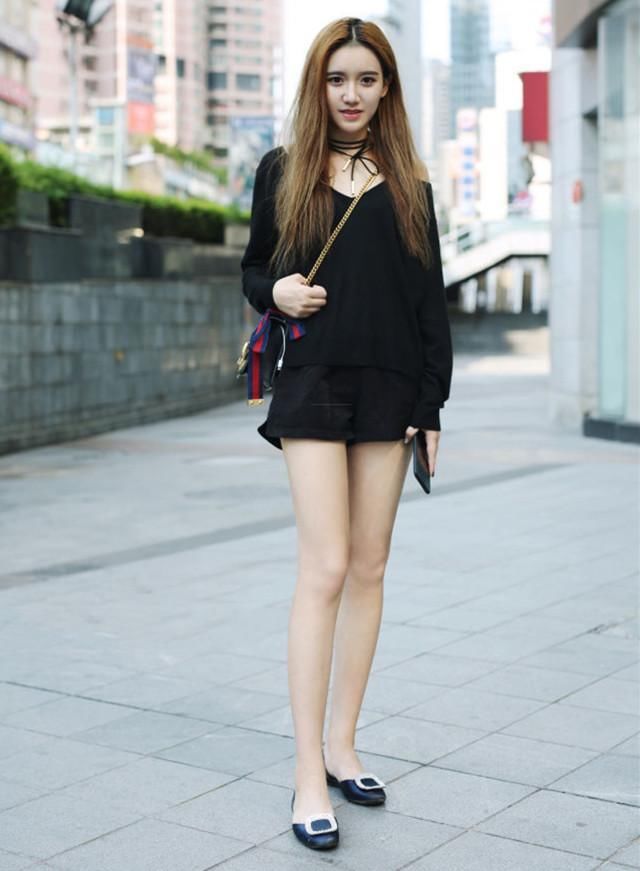 街拍：成熟女生穿得各有特色，但好身段是要付出努力的！