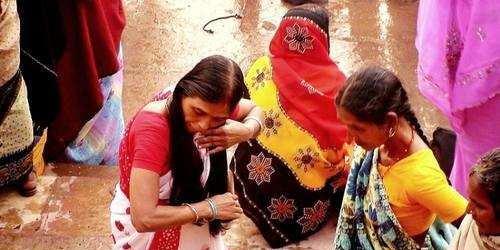 奇葩印度:男女老少在飘满垃圾的恒河里混浴,还用木棍刷牙