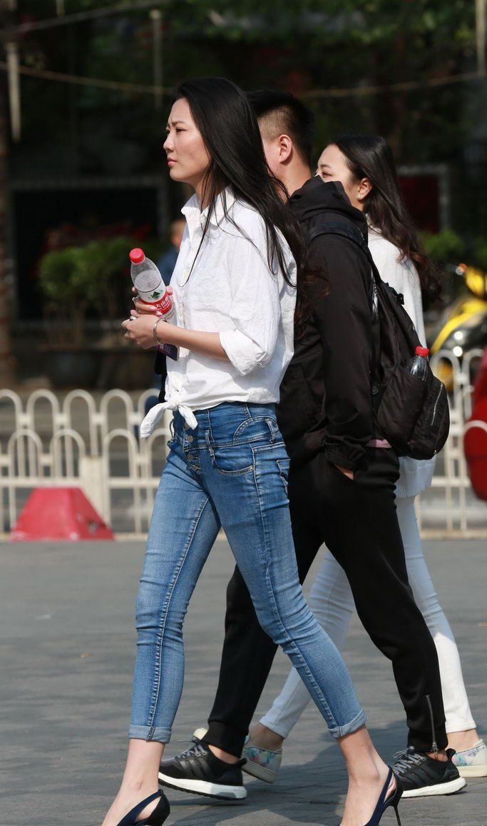 街拍:白衬衫蓝色牛仔裤美女，时尚又洋气
