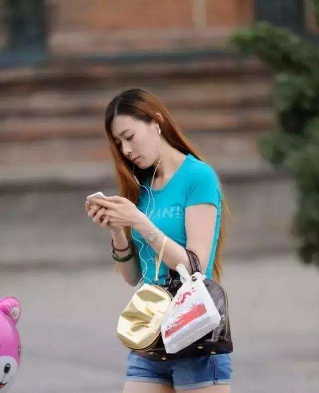 街拍：90后辣妈有少妇韵味，时髦又有女人味，网友：别有一番风味