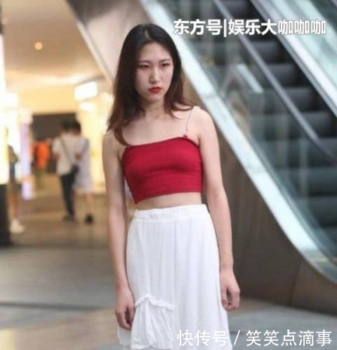 『美女』街拍:般般入画的小姐姐,一条红色背心配白色长裙,时尚优雅大方