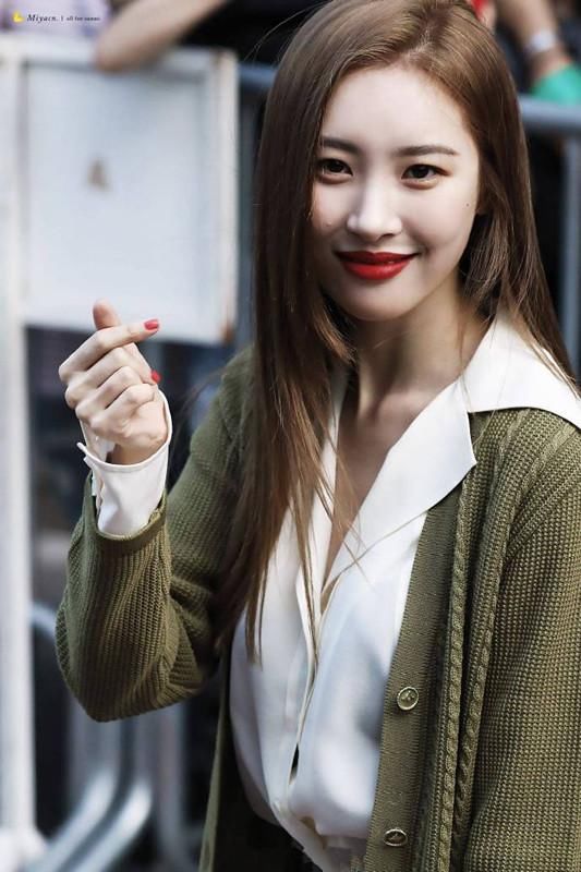 李宣美只是穿了一件半裙，小短腿立即消失，不愧为韩国第一美腿