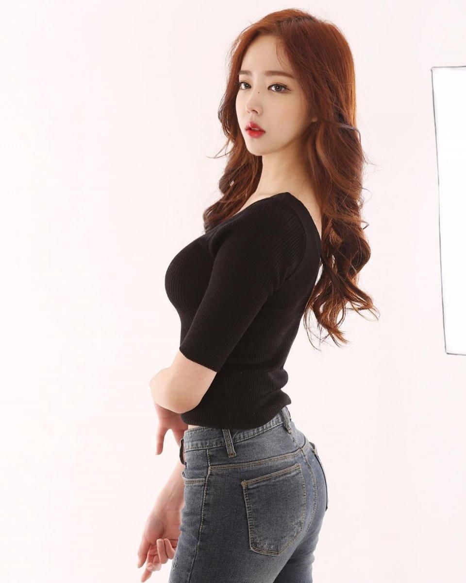 高颜值美女尹慧珠晒养眼自拍美照，身材凹凸有致让人垂涎欲滴！