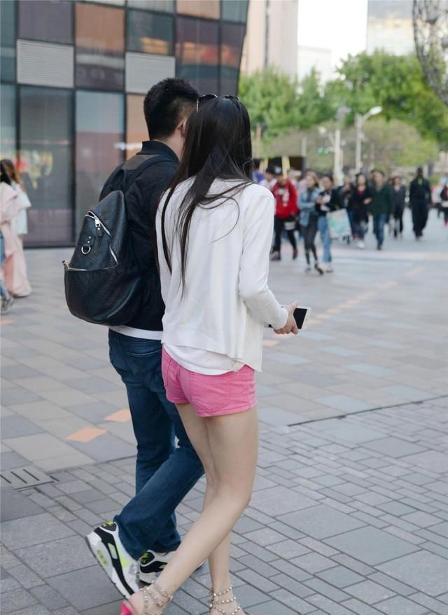  #位美女选择一#细高跟凉鞋，增高显瘦，还衬托出优雅的气质
