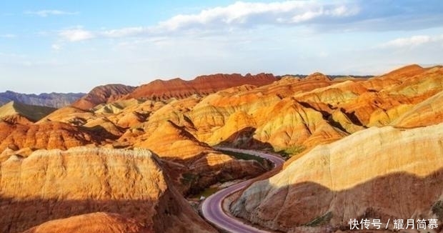 女游客不听劝阻翻护栏,踩着丹霞地貌,景区:一个脚印60年!
