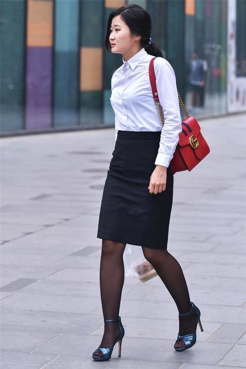 街拍：拥有大长腿的姑娘，打扮时尚，气质怡人