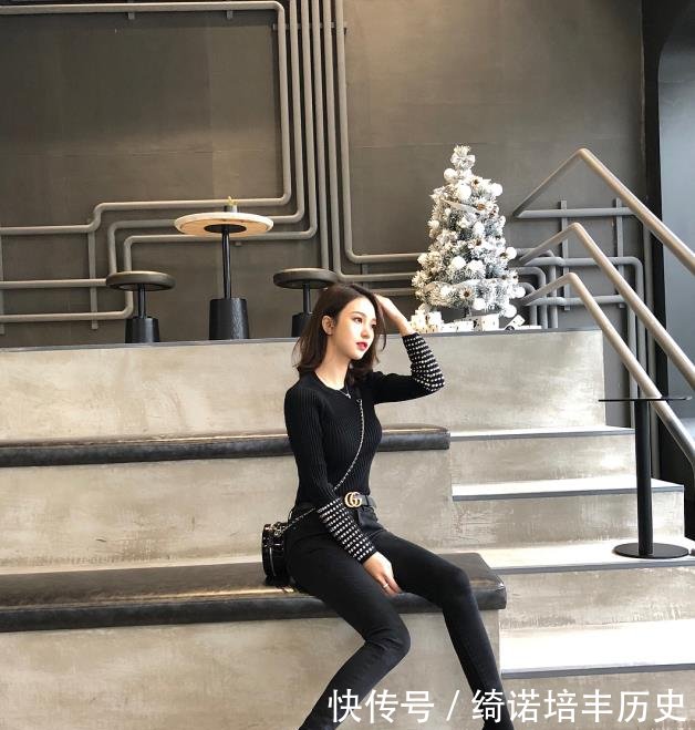  点缀■打底裤使得整体魅力提升，点缀青春的美好
