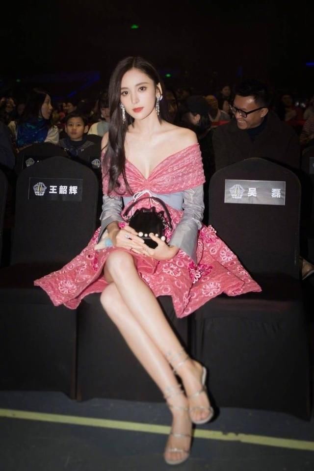 古力娜扎身穿露肩粉色短裙出席活动，长发披肩，网友：美出新高度