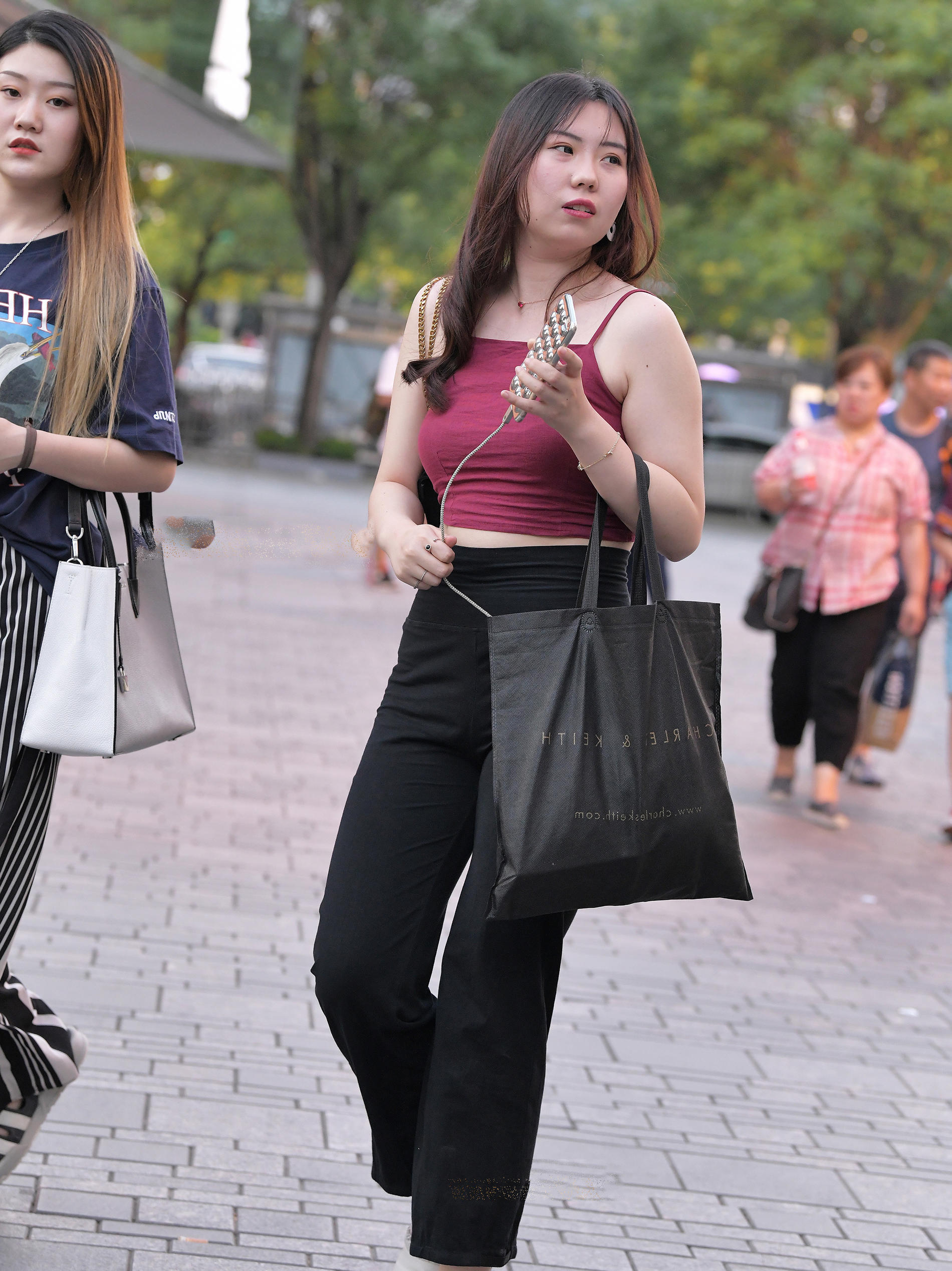 婴儿肥小姐姐紧身裤,路人无数却成最美风景,肥而不腻