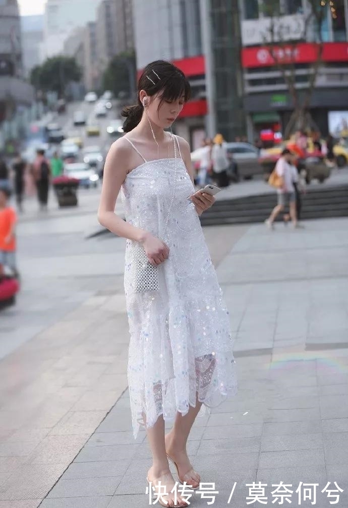  「优雅」美女街拍：时尚的女生爱穿高跟鞋，能够展现出她们的时尚气息