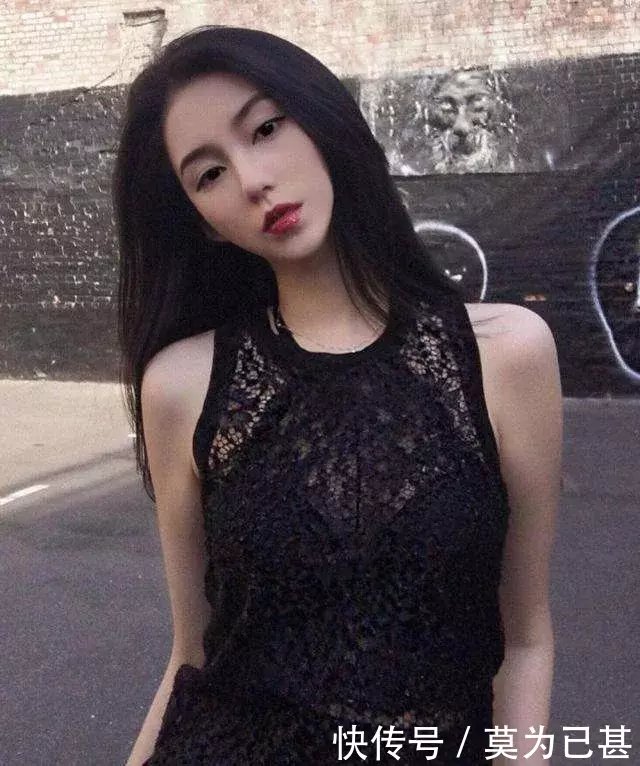 街拍：小巷子里两旗袍少女，清纯不失气质，网友：真想领一个回家